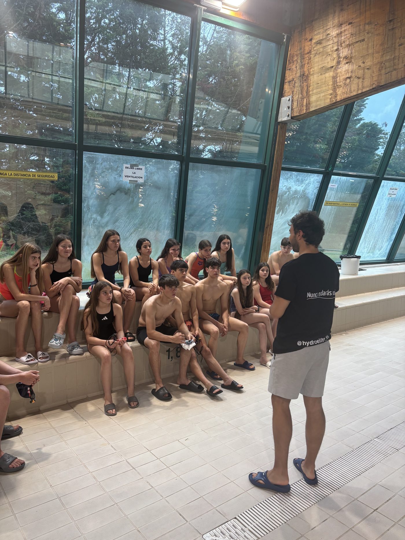 Sergio Ordóñez explicando al grupo antes de empezar el clinic de salidas y virajes