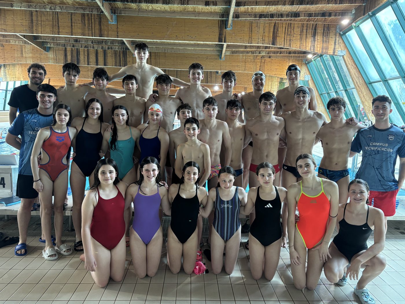 Grupo completo del Clinic Salidas y Virajes HydroElite en Piscina La Cross, Maliaño