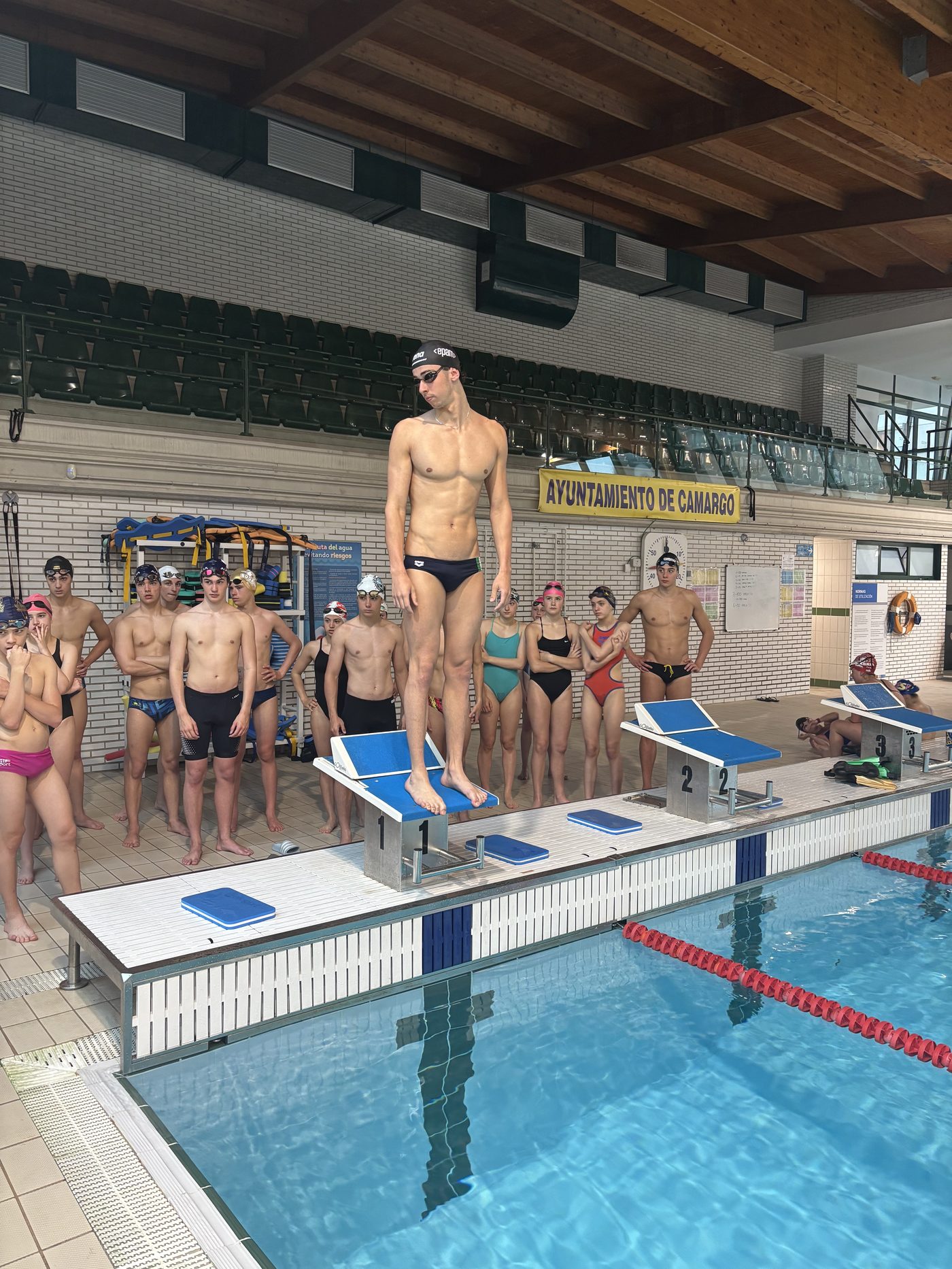 Simone Locchi demostrando una salida desde el bloque en el clinic de HydroElite