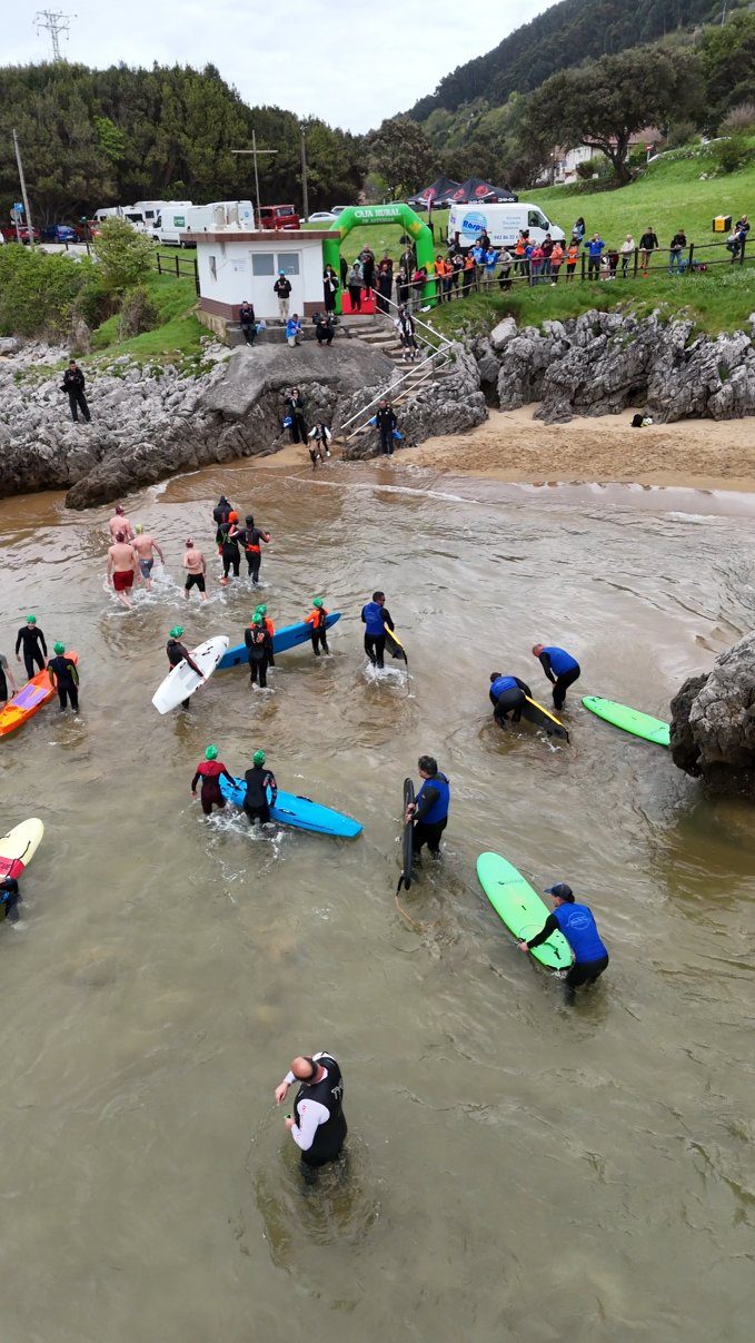Llegada a Islares con toda la gente apoyando en la orilla — Reto Cantabria abril 2025